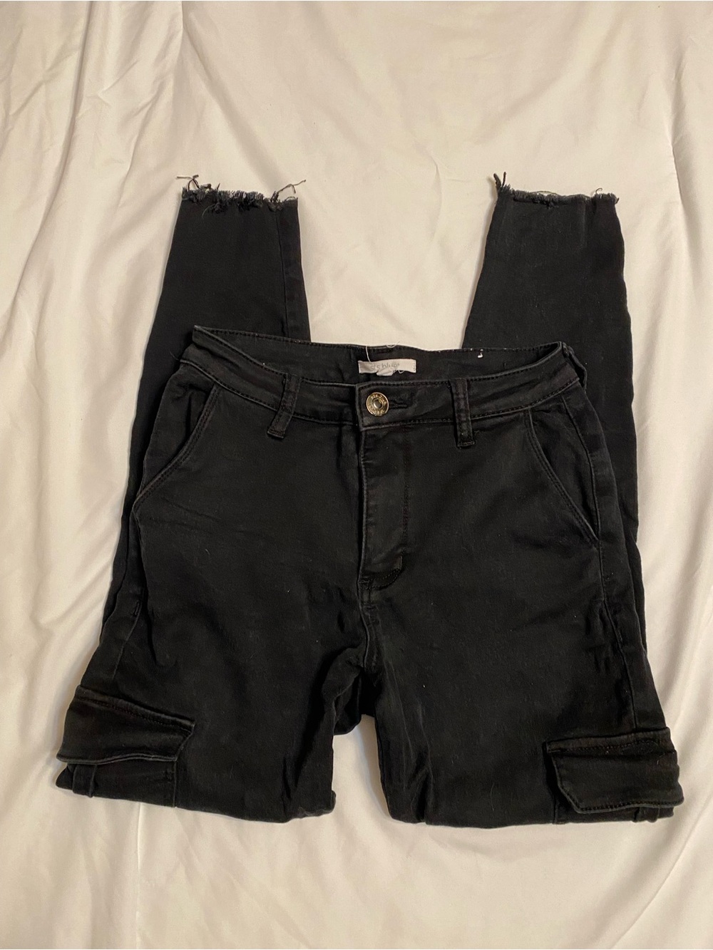 Black Women's High-Rise Slim cargo Jeans with Raw Hem